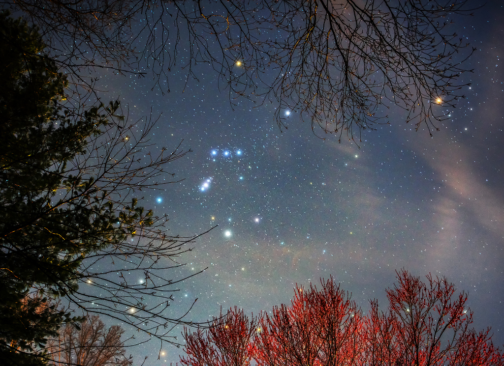 6 chòm sao trên bầu trời mùa đông là một cảnh tượng truyền thống và rất đẹp. Các sao sáng lấp lánh đang đi qua các chòm sao quen thuộc như Kim Ngưu, Song Tử hay Thiên Bình. Hãy xem hình ảnh này và cảm nhận sự tuyệt vời khi được ngắm nhìn các chòm sao trên bầu trời.