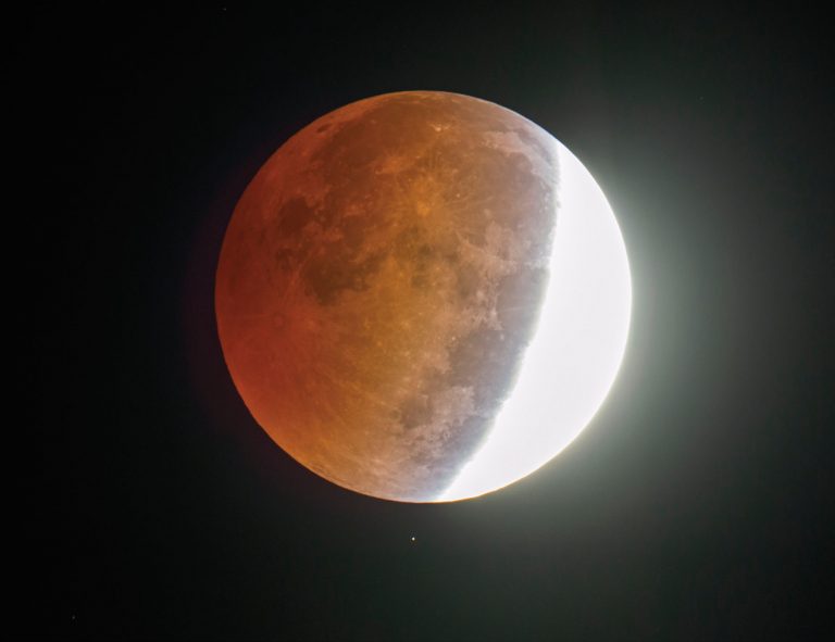 [Hình: Oct2014_Lunar_eclipse_Horne-768x591.jpg]